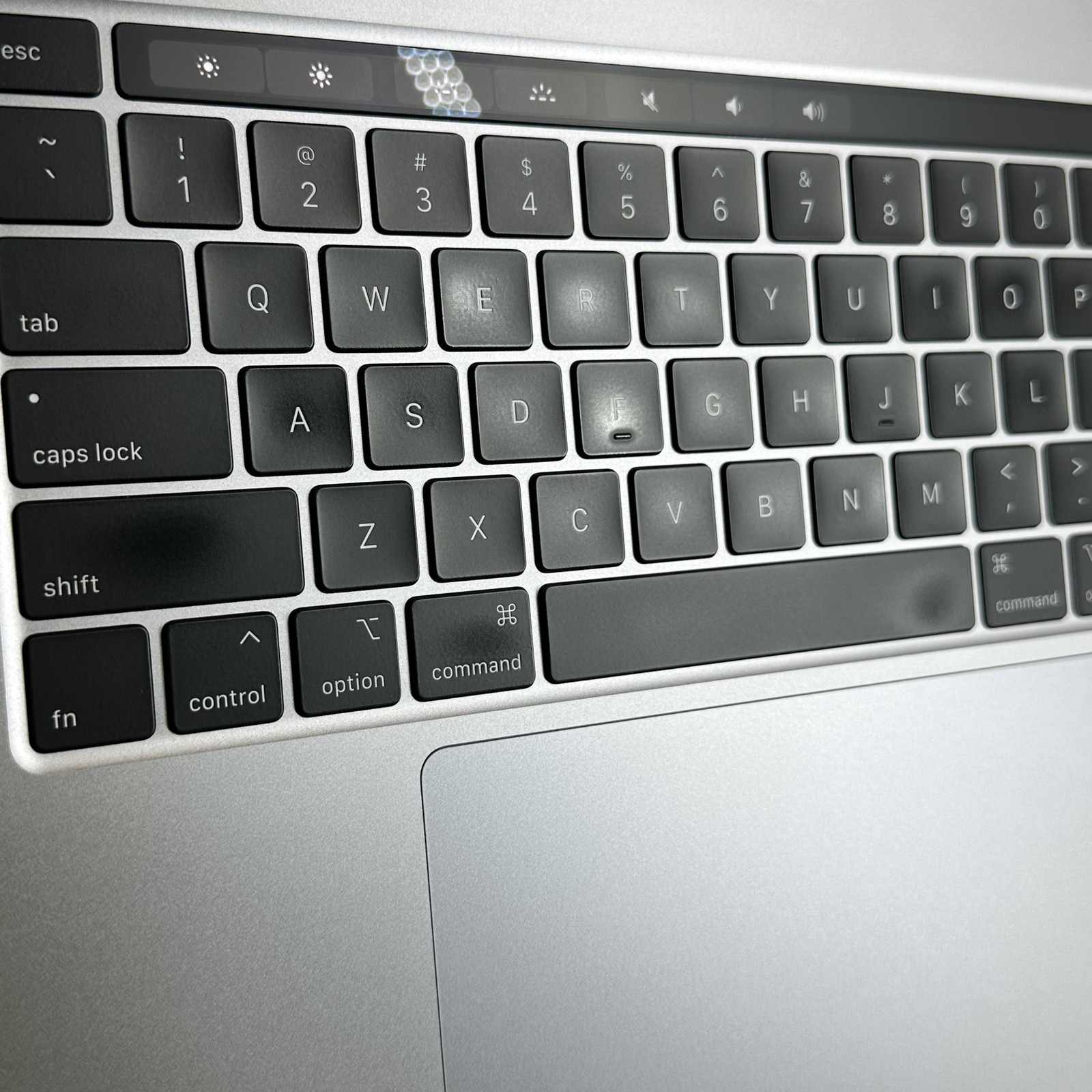 MacBook Pro 16 Touch Bar Space Gray 2019 2.4GHz i9 32GB 2TB SSD Radeon Pro 5600M