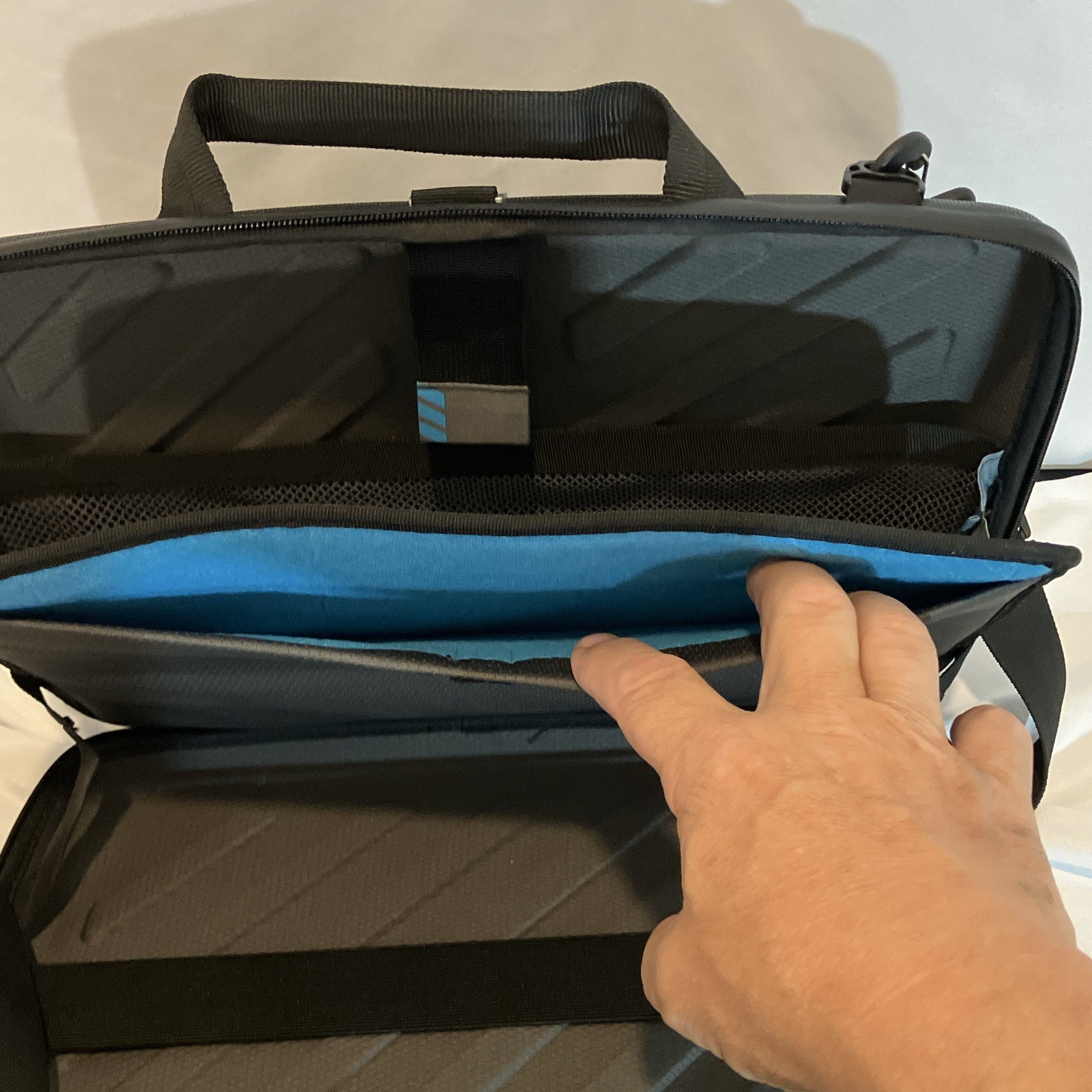 Thule 15 in Laptop Briefcase Hardshell Rigid Plastic Padded Shoulder Bag Black