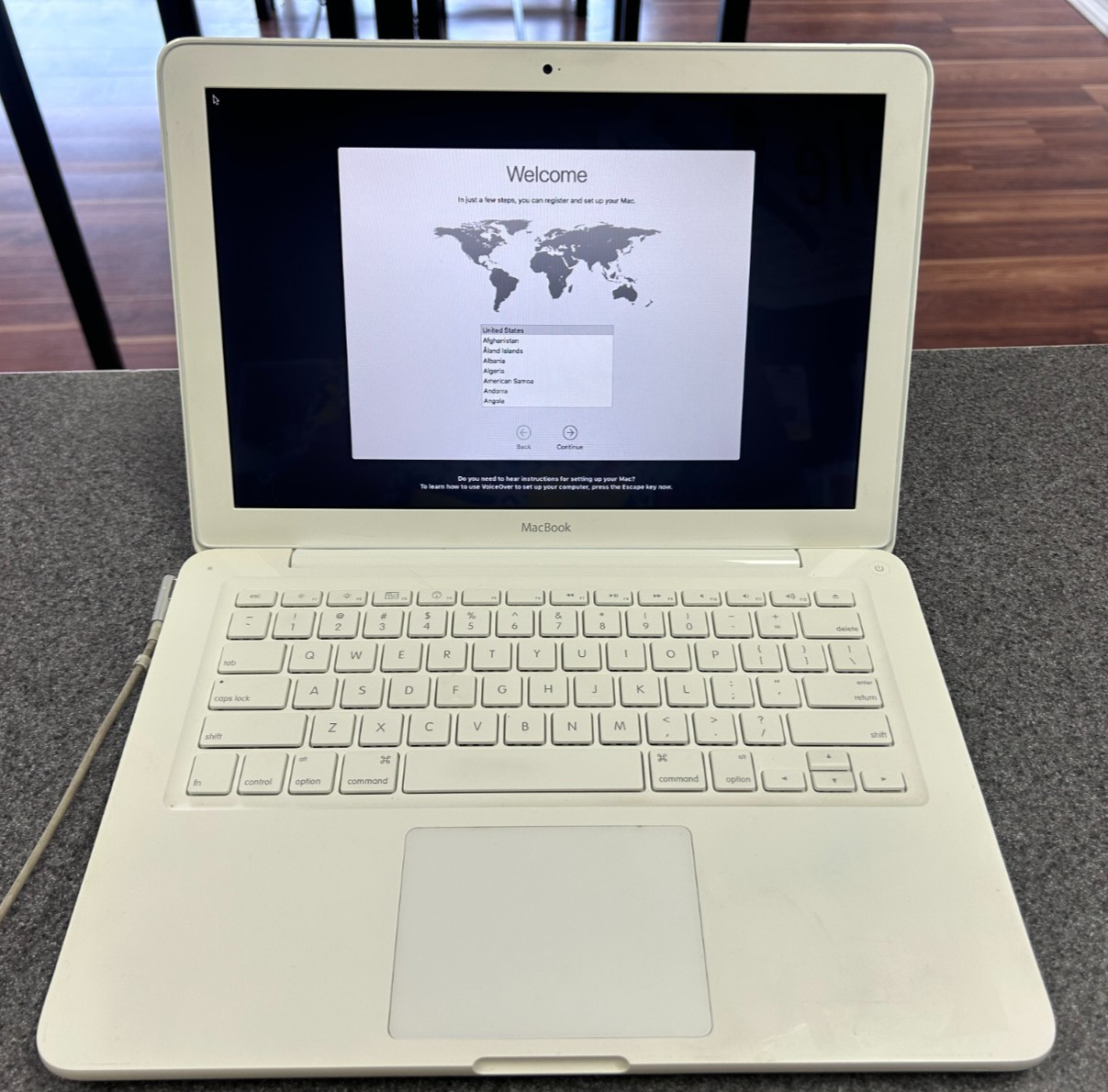 Apple MacBook Unibody 13.3″ – 2.4GHz Intel C2D| 4GB RAM| 250GB HD| High Sierra