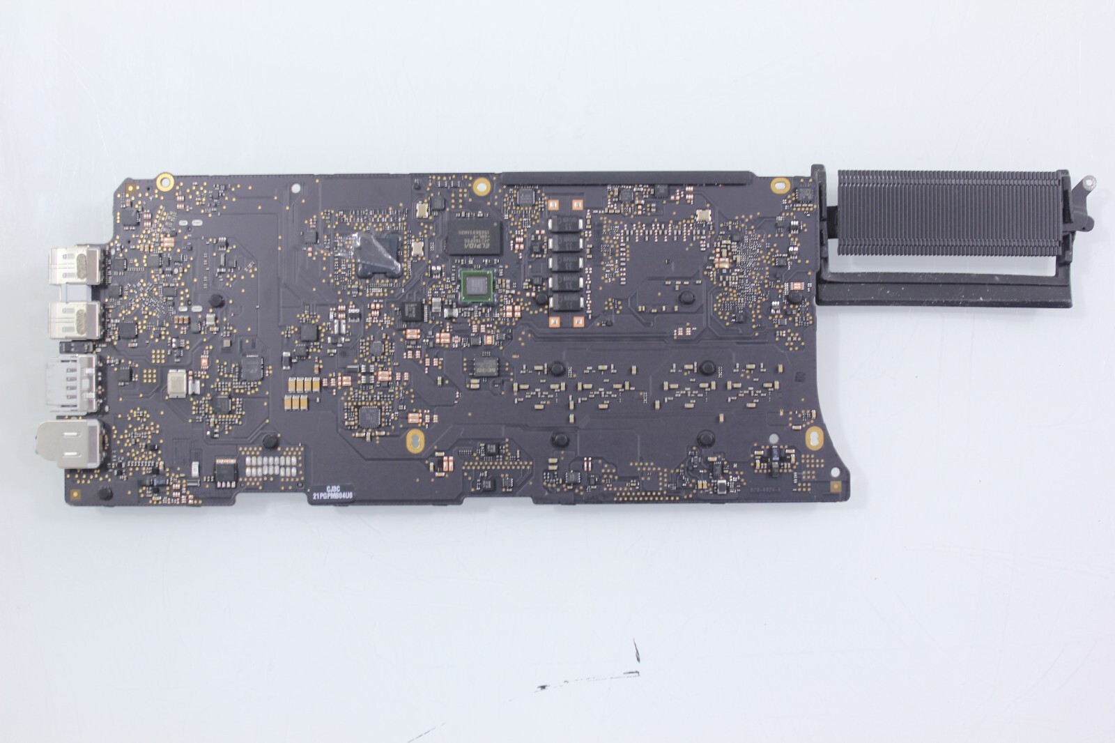 Apple MacBook Pro 13in Logic Board A1502 2015 2.2GHz i5 8GB 500GB 820-4924-A