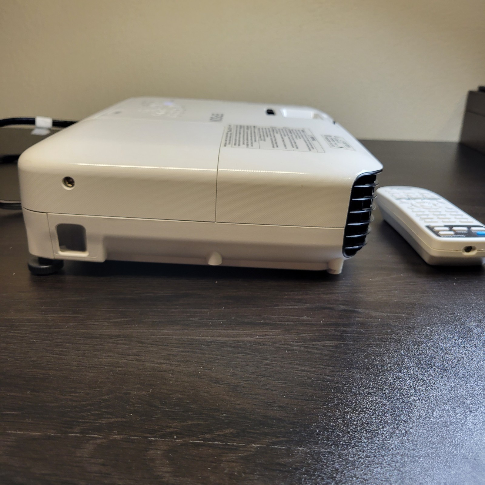 Epson VS240, HDMI Projector, 3000 Lumens 800×600 15000:1, Lamp Hours: 3442