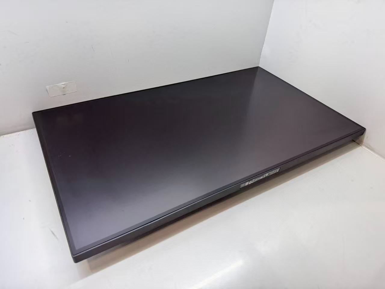 HP Z32-4K 31.5″ UHD 3840 x 2160 Monitor, USB C HDMI DisplayPort MiniDP No Stand