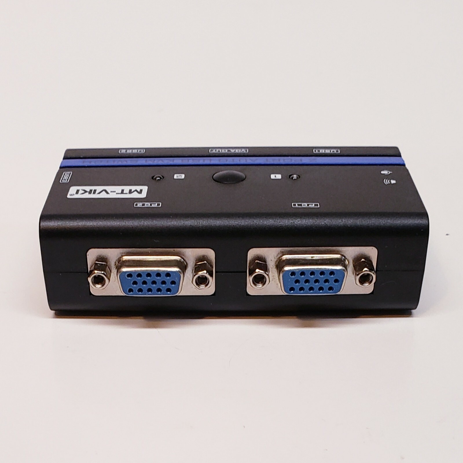 2-port Auto KVM Switch + Audio – 3 USB – 2048 x 1536 Resolution MT-VIKI 2 CABLES