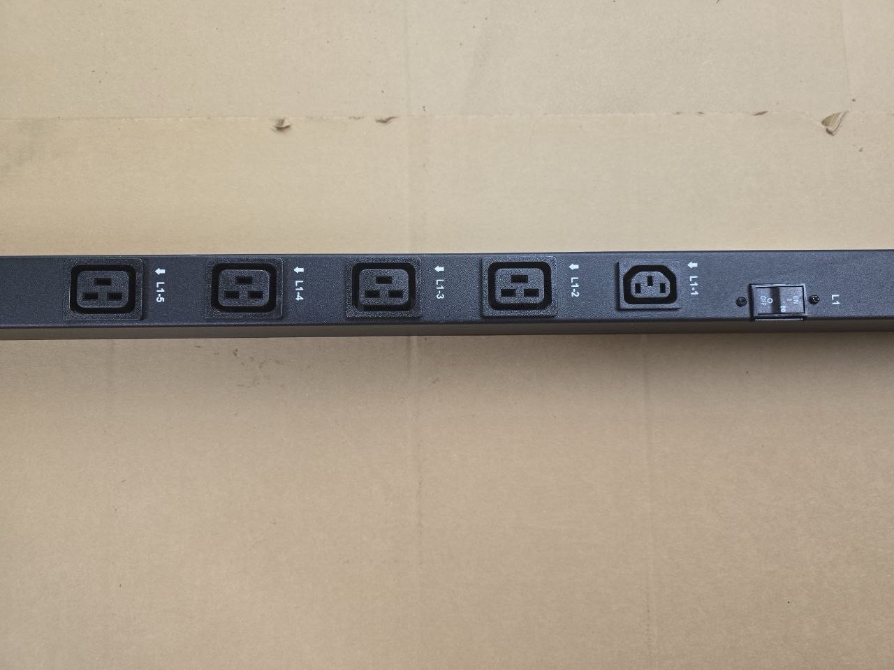 PDU 3S60XD1-2E12G (12xC19, 2xC13) 3 Phase WYE