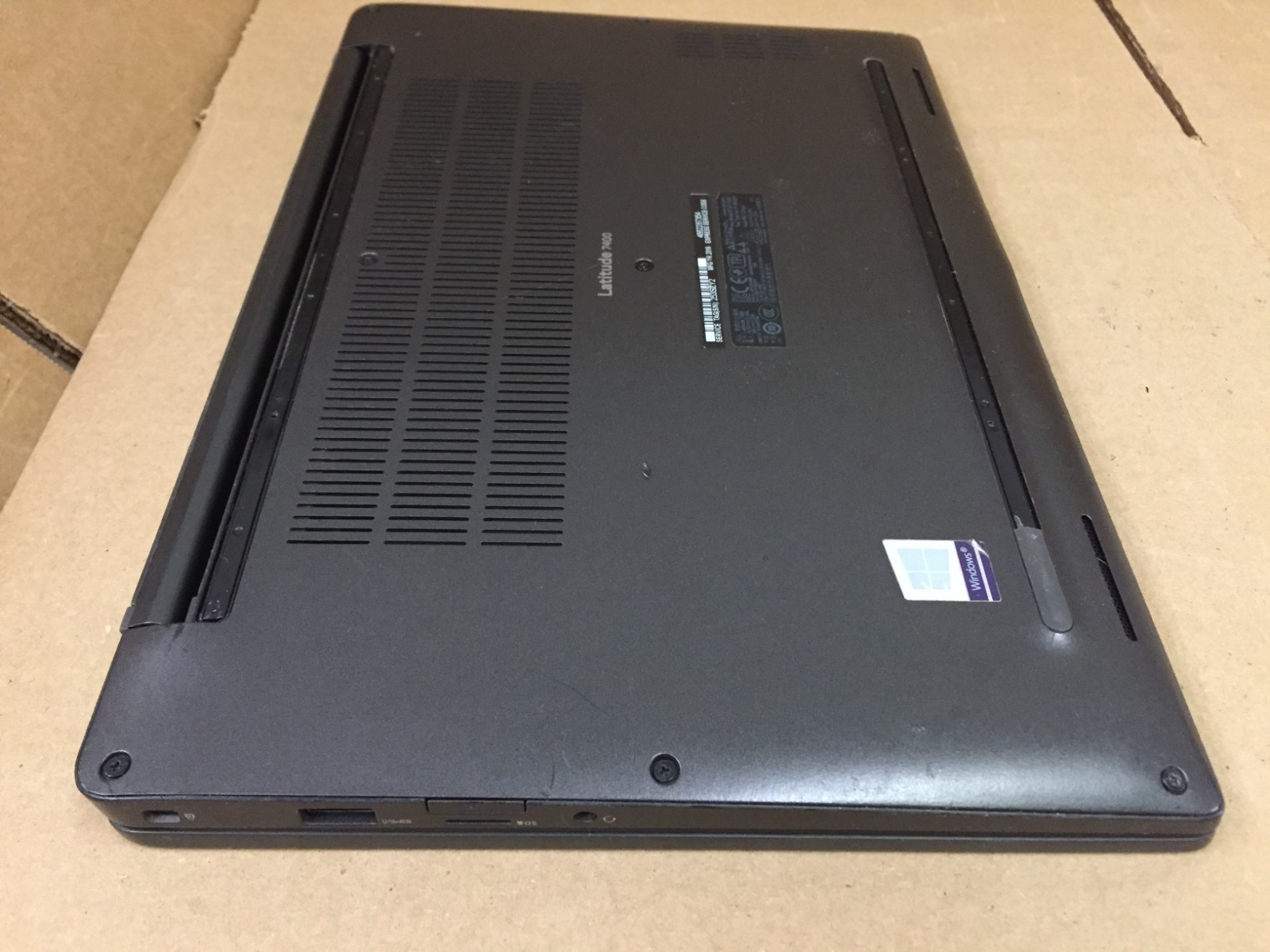 Dell Latitude 7400 14″ FHD Laptop Core i7-8665U 16GB RAM 256GB SSD w/AC Adapter