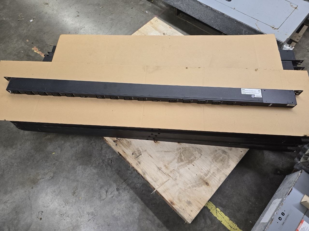 PDU 3S60XD1-2E12G (12xC19, 2xC13) 3 Phase WYE