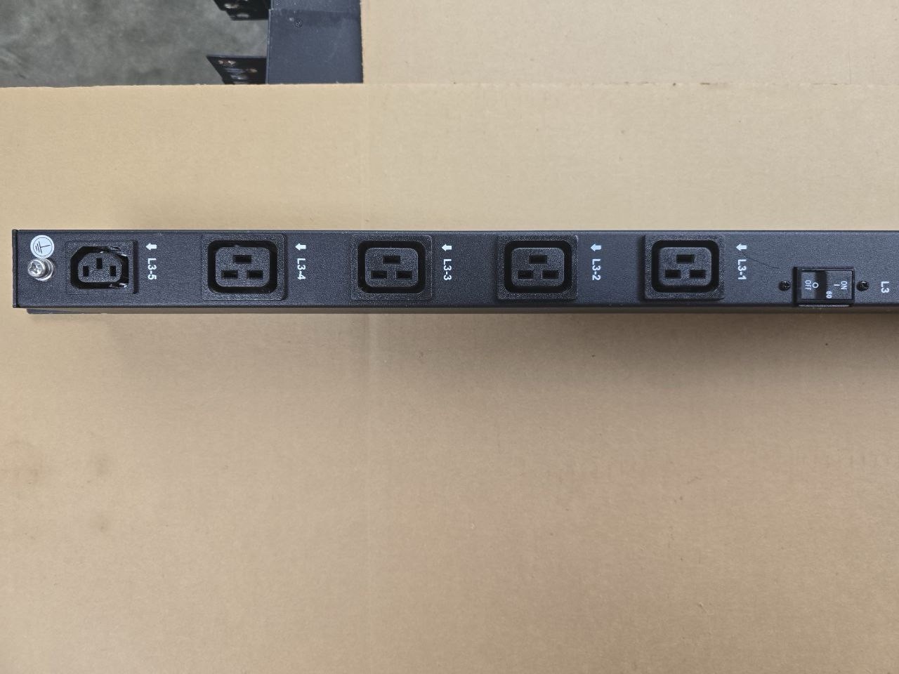 PDU 3S60XD1-2E12G (12xC19, 2xC13) 3 Phase WYE