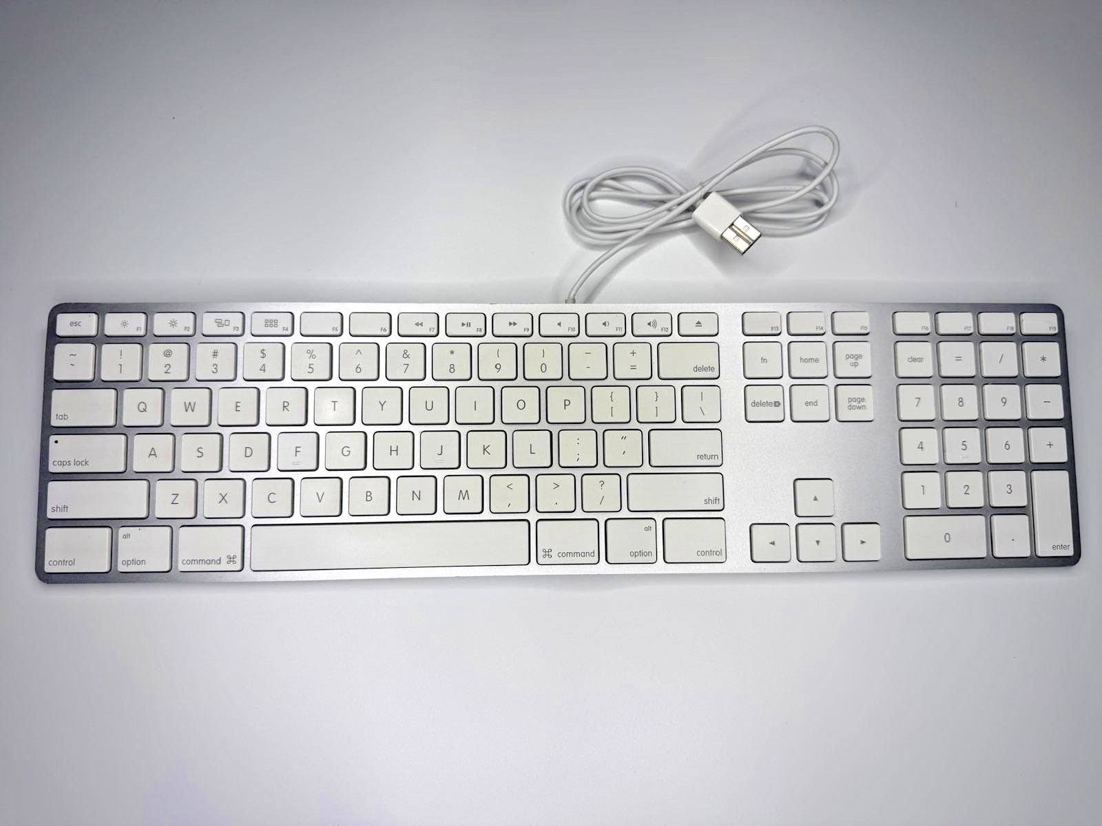 Apple A1243 Aluminum Wired USB Keyboard MB110LL/A Tested Full Size