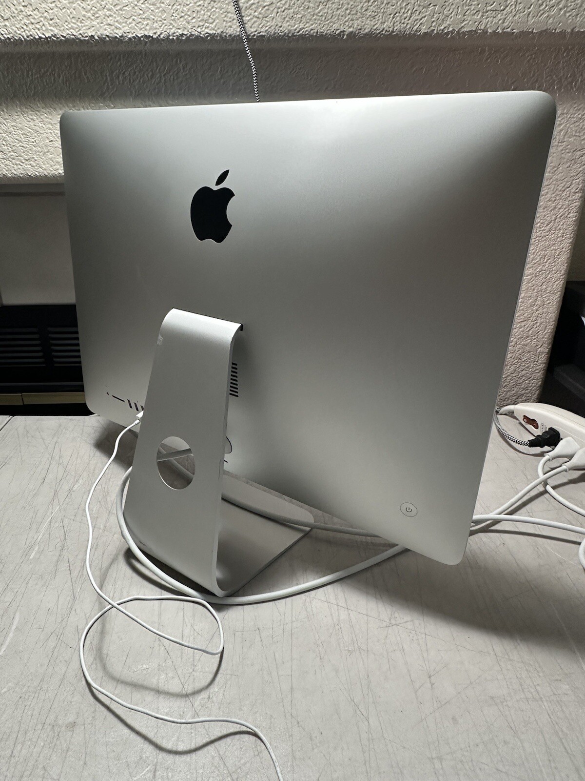 Apple iMac A1418 21.5 Mid2017 W/ Intel I5-7360U @2.3GHz/8GB Ram/1TB HDD Mac OS
