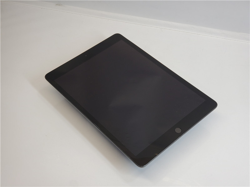 Apple iPad 7th Gen Tablet A2197 A10 Fusion 32GB WiFi iPadOS 18.7.9 Space Gray