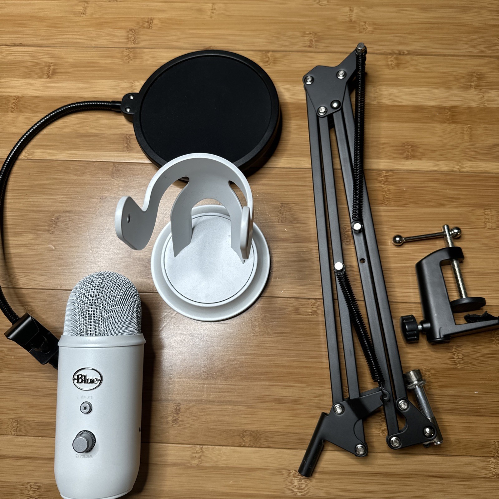 White Logitech Yeti with Stand/Boom arm/Pop Filter NO WIRES FREE SHIPPING