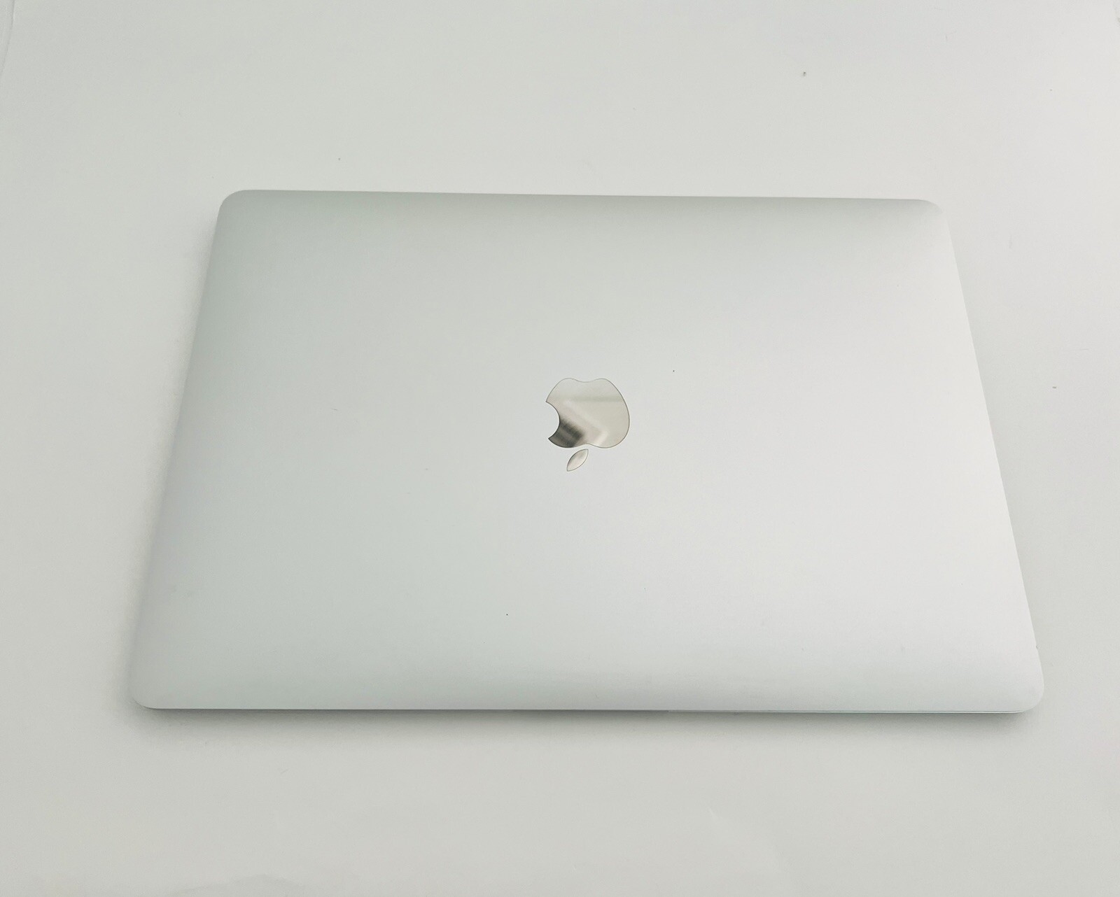 Apple MacBook Air 13 2020 M1 7-Core CPU 7-Core GPU 8GB 256GB in Silver A grade