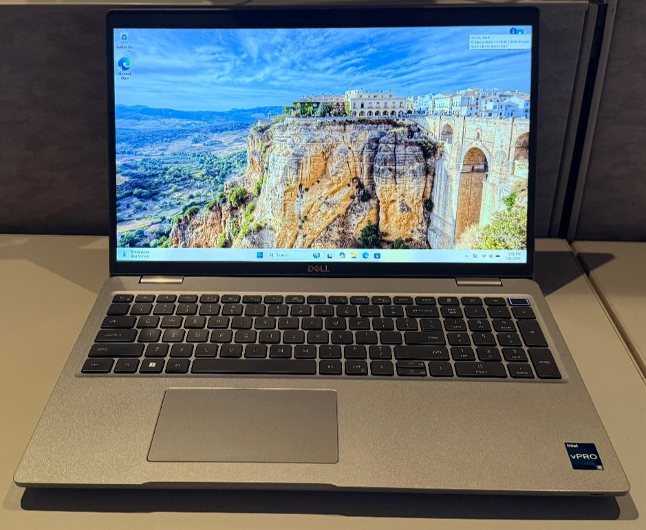 Dell Latitude 5531 15.6″FHD 12Core i5-12600H 16GB RAM 512GB SSD Win 11 Pro