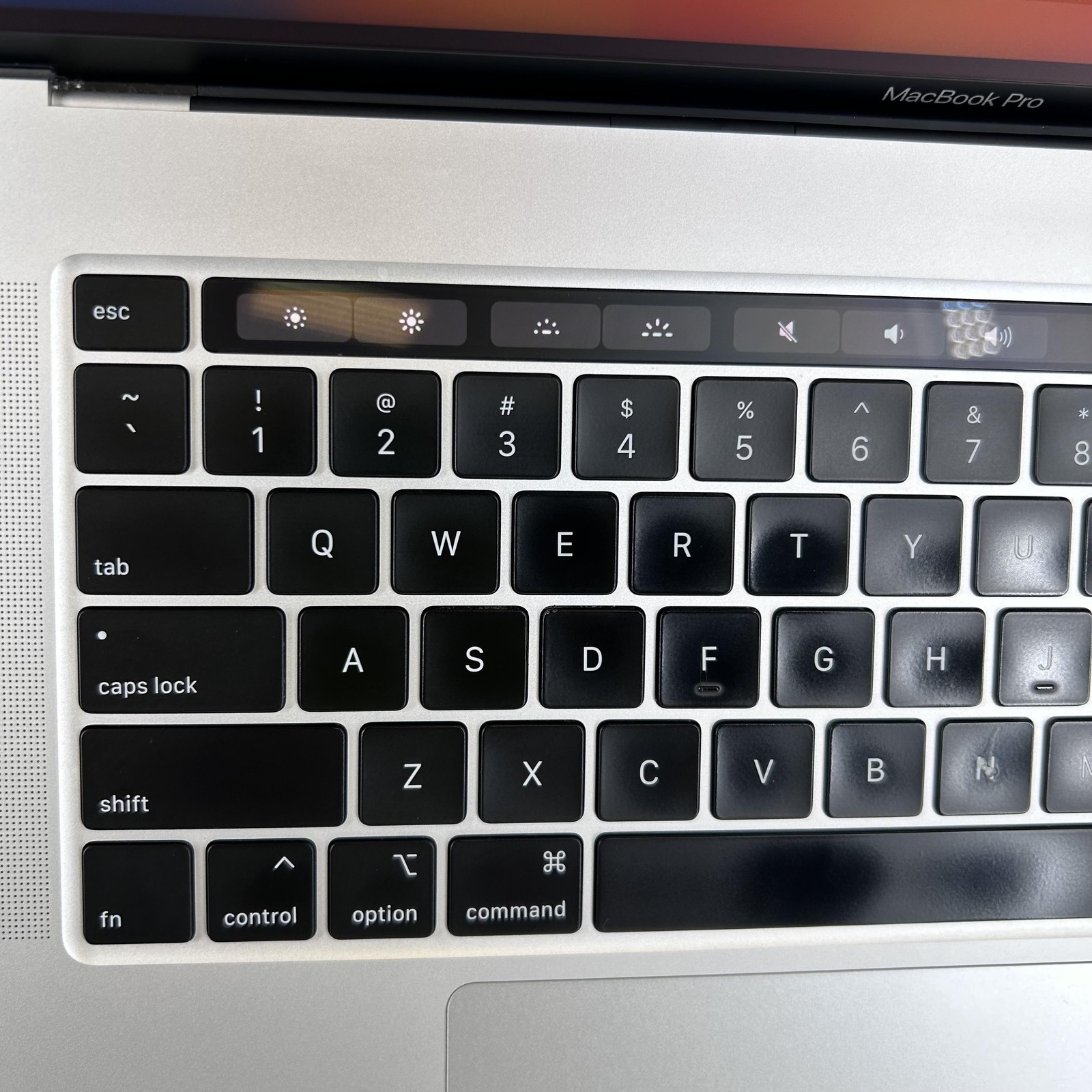 MacBook Pro 16 Touch Bar Silver 2019 2.3GHz i9 32GB 1TB SSD AMD Radeon Pro 5500M