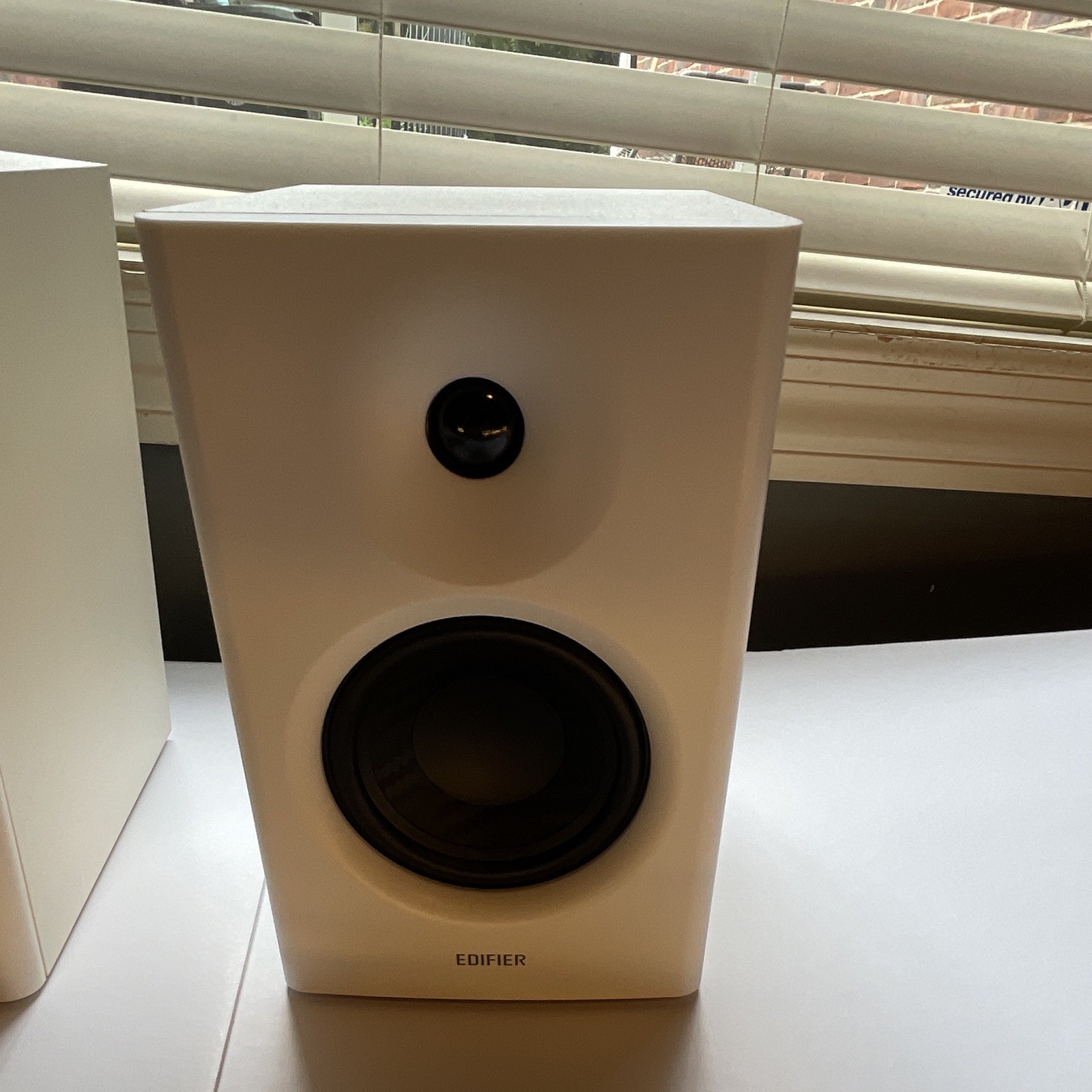 Edifier MR4 2.0 Wired Computer Speakers White AUX/RCA Volume Control