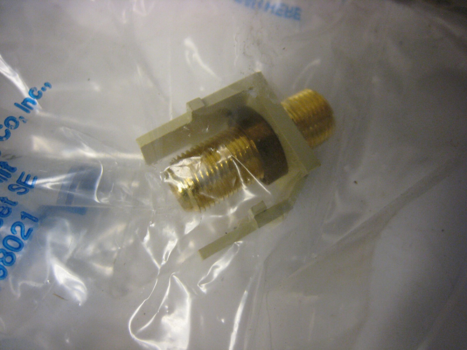 6 yes 6 Leviton 000-40831-0BI F-Connector Video Jack