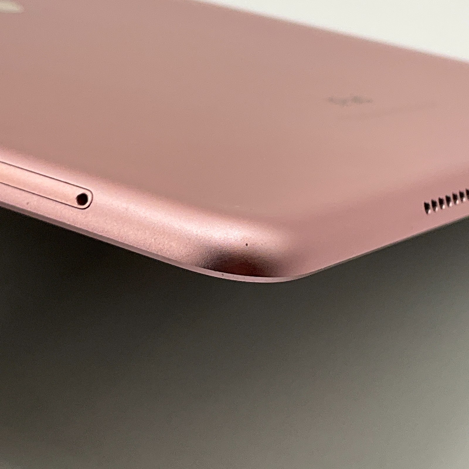 Apple iPad Pro 10.5″ A1709 64GB WiFi + Cellular T-Mobile Rose Gold Targus Bundle