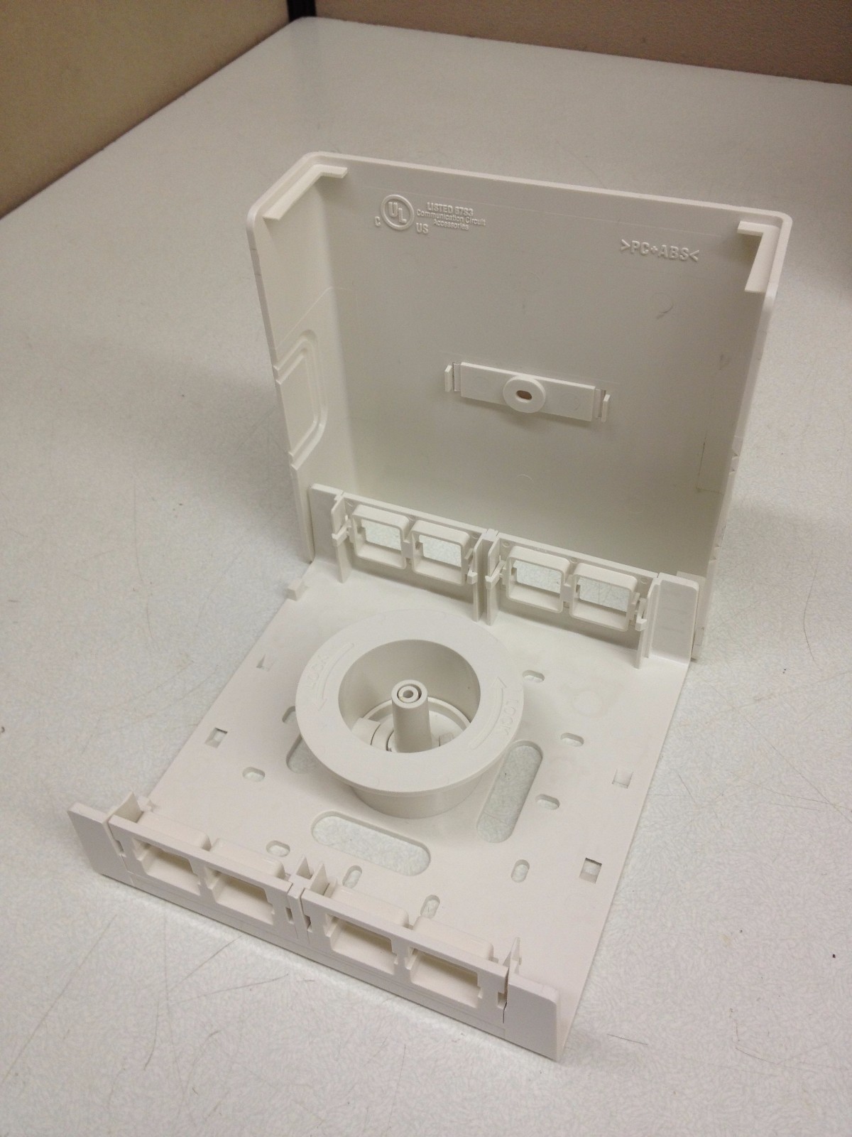 NEW CommScope 8-port Surface Mount Box White M208SMB-262 Fiber Optic or Copper