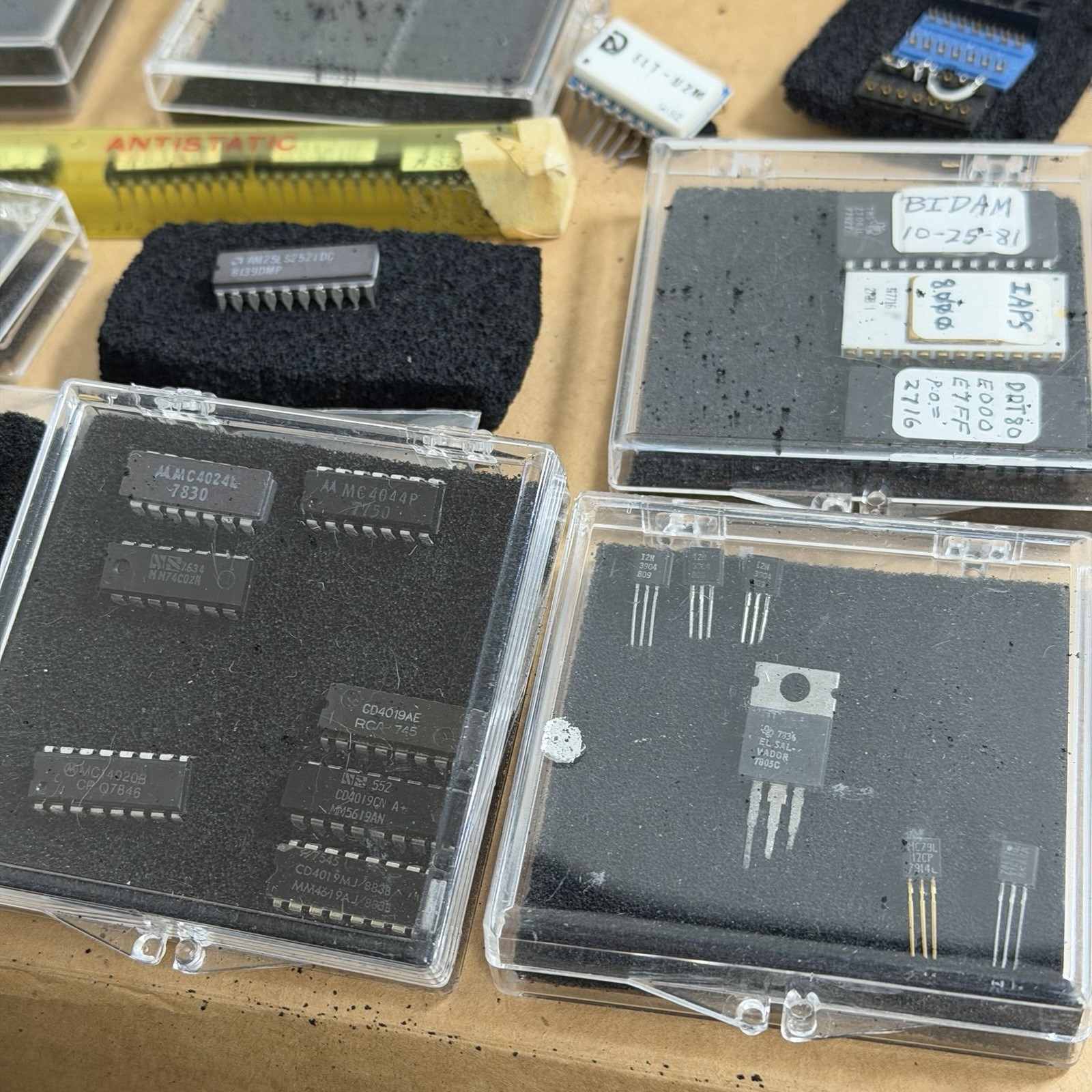 Large Lot of 150+ Vintage ICs EPROMs Logic Chips Intel Motorola NEC TI Ceramic
