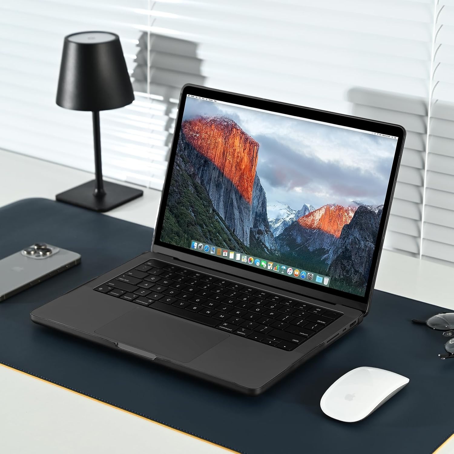 Elegant Anti-Fingerprint Case for MacBook Pro 14″ – Complete with Keyboard Cover
