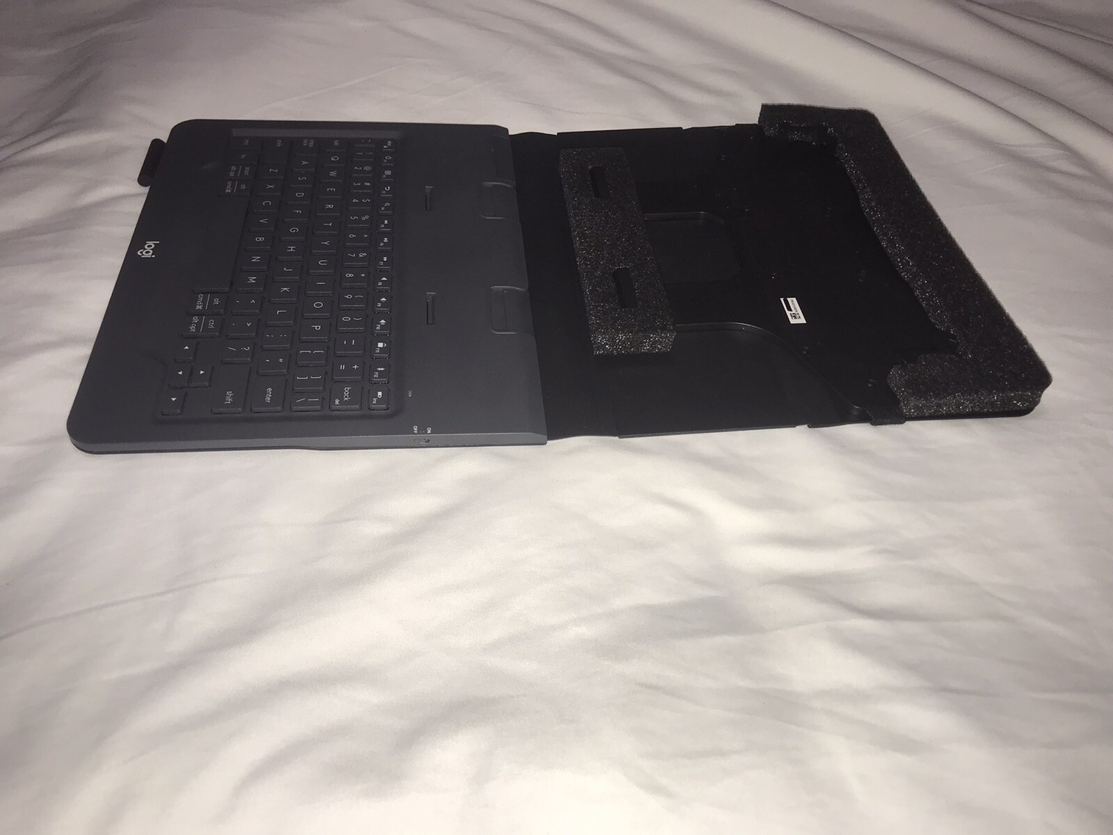 Logitech Universal Folio with Integrated Bluetooth 3.0 Keyboard for 9-10″