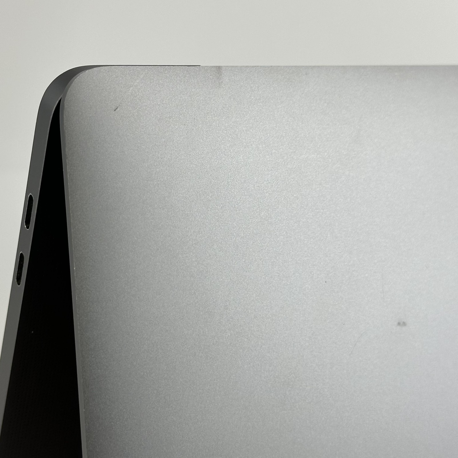 MacBook Pro 16 Touch Bar Space Gray 2019 2.4GHz i9 32GB 2TB SSD Radeon Pro 5600M