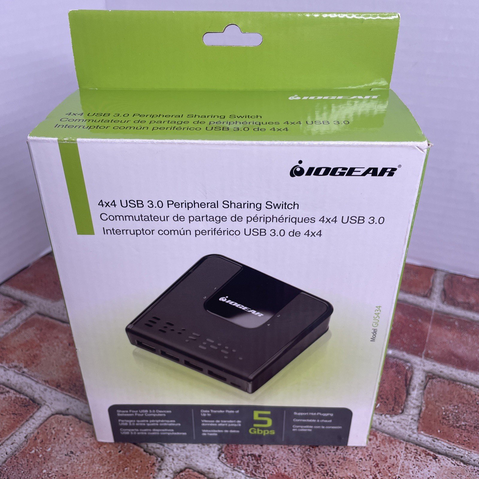 NEW IOGEAR 4×4 USB 3.0 Peripheral Sharing Switch Cables/Remote Included GUS434