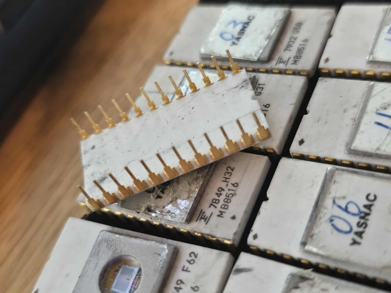 4x Lot Retro Vintage Fujitsu Intel C2716 Ceramic White Gold EPROM PROM Clean