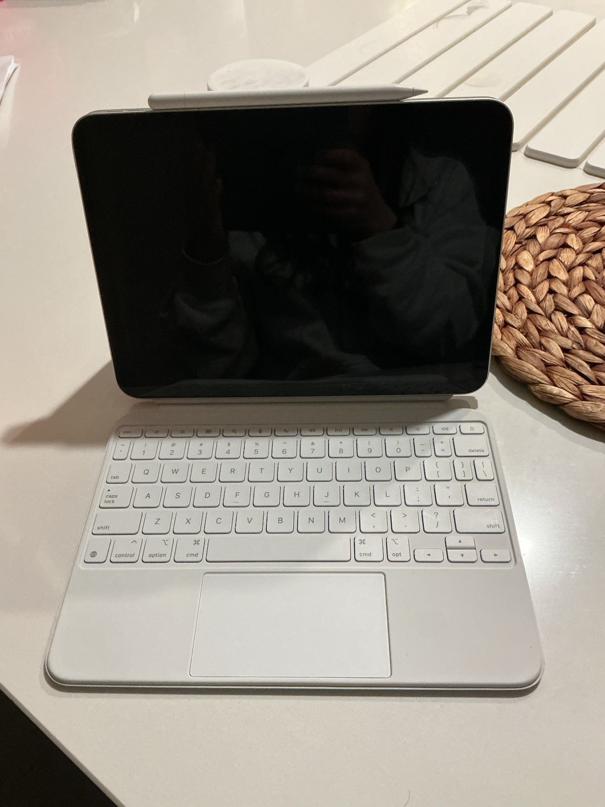 Apple iPad Silver Tablet with Magic Keyboard PERFECT CONDITION