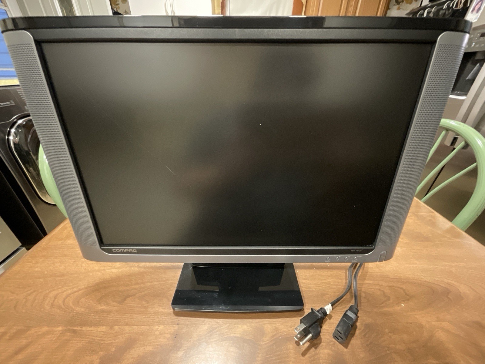 Compaq MODEL WF1907 19” Computer Monitor With Built In Speakers