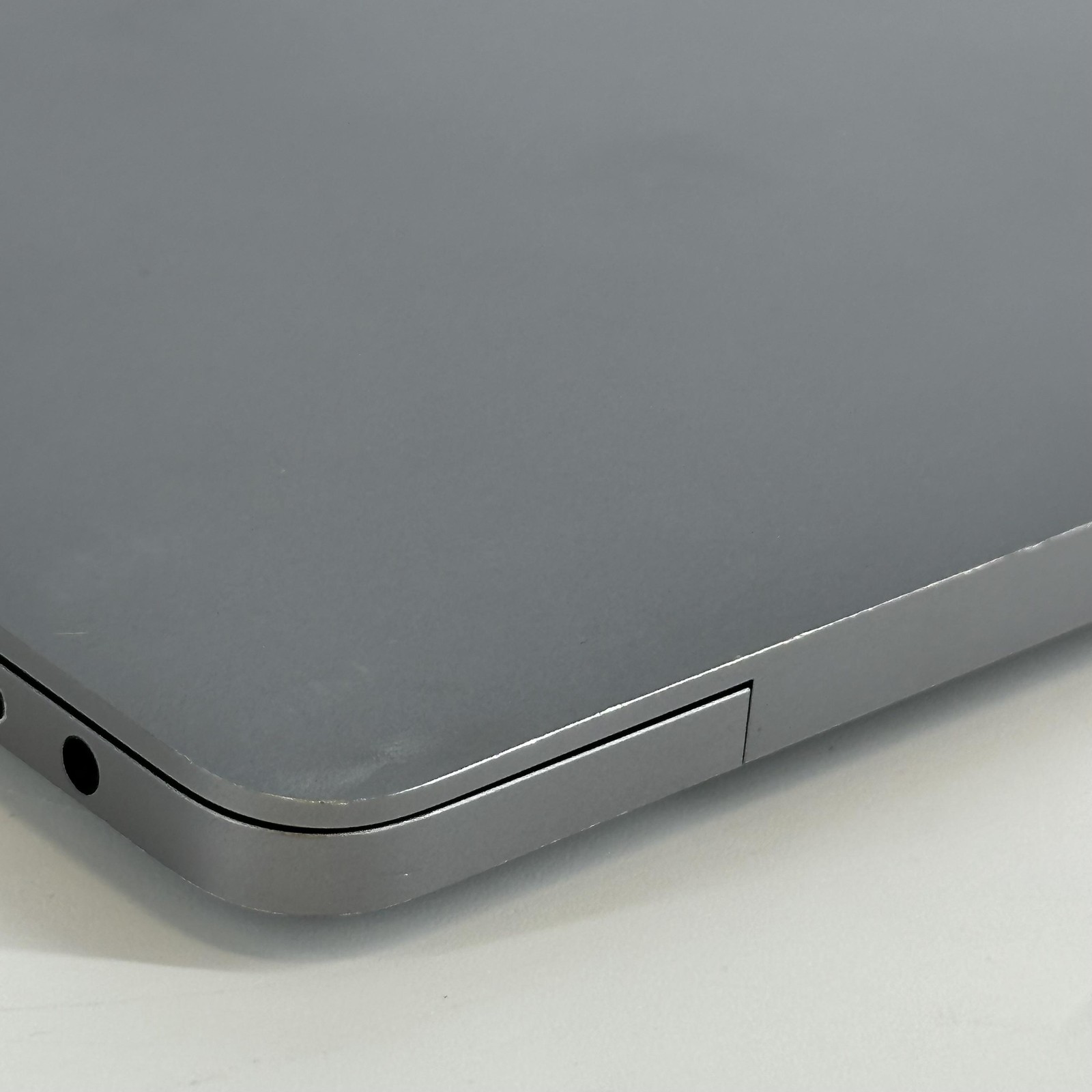 MacBook Pro 16 Touch Bar Space Gray 2019 2.4GHz i9 32GB 2TB SSD Radeon Pro 5600M