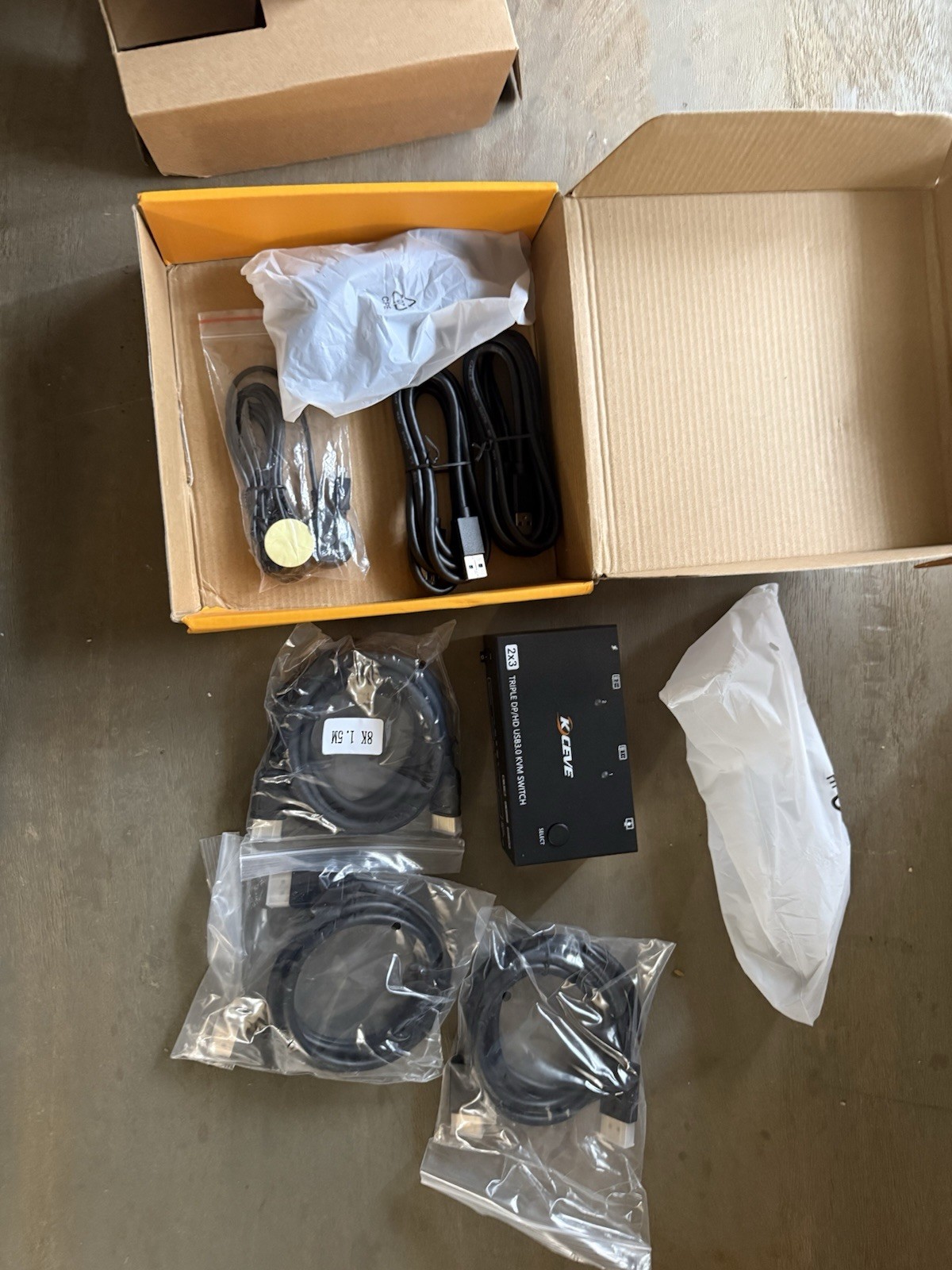 KCEVE Triple Display KVM Switch Box 2×3 DP/HD USB 3.0 1.5M Black