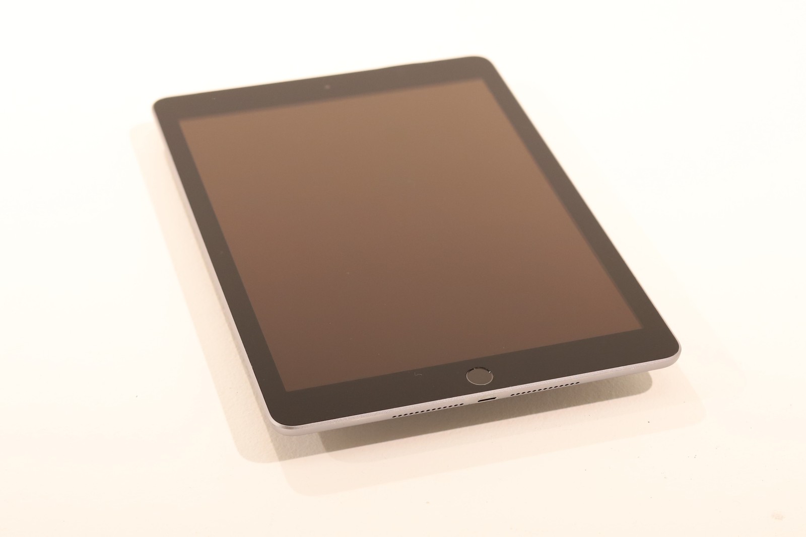 Apple iPad 6th Gen A1954 9.7″ 128GB 75% Health A10 Fusion Chip P/N: MR7C2LL/A