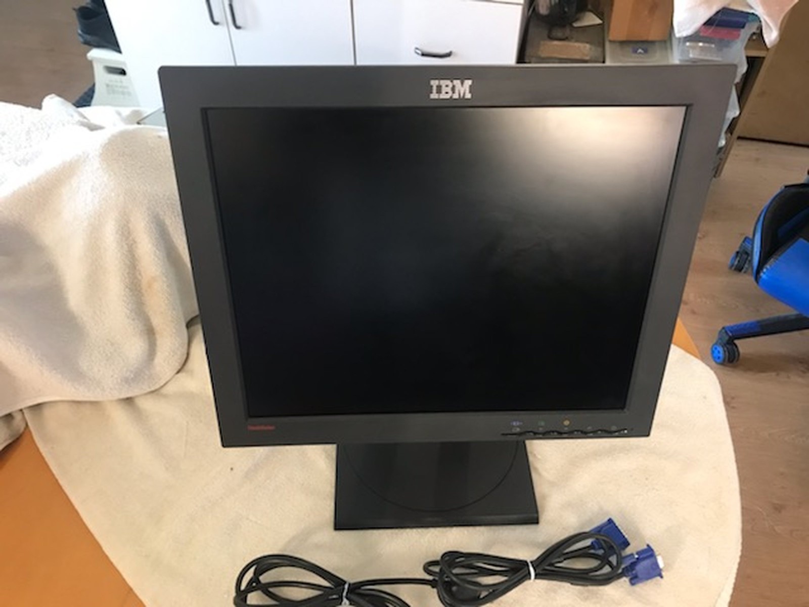 IBM ThinkVision 19” Monitor Model 2704-HB7 Flat Panel LCD monitor 1280×1024