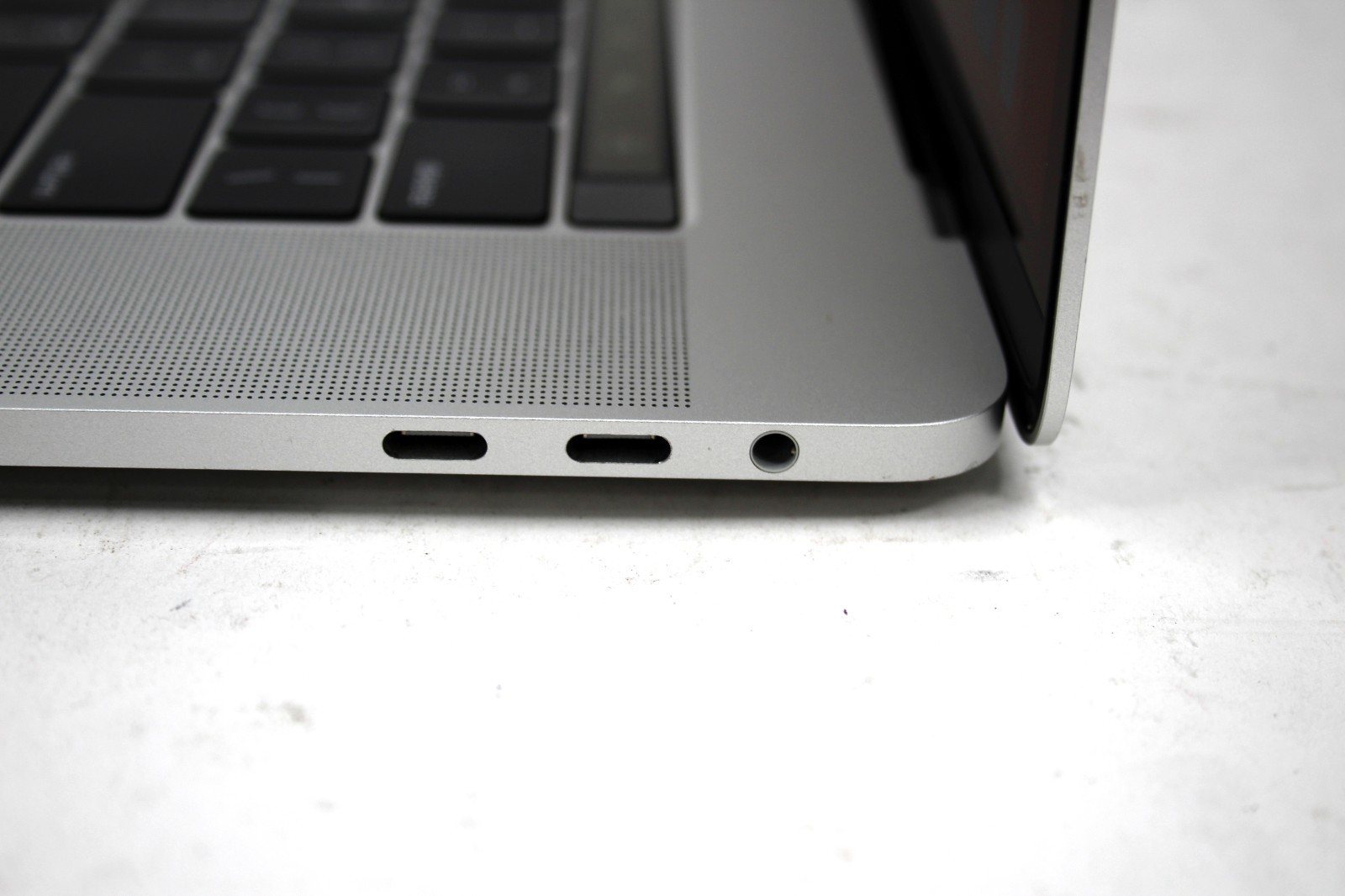 2019 Apple MacBook Pro 15″ i9 2.3GHz/16GB/500GB/Pro 560X (Silver) A1990 – *READ*