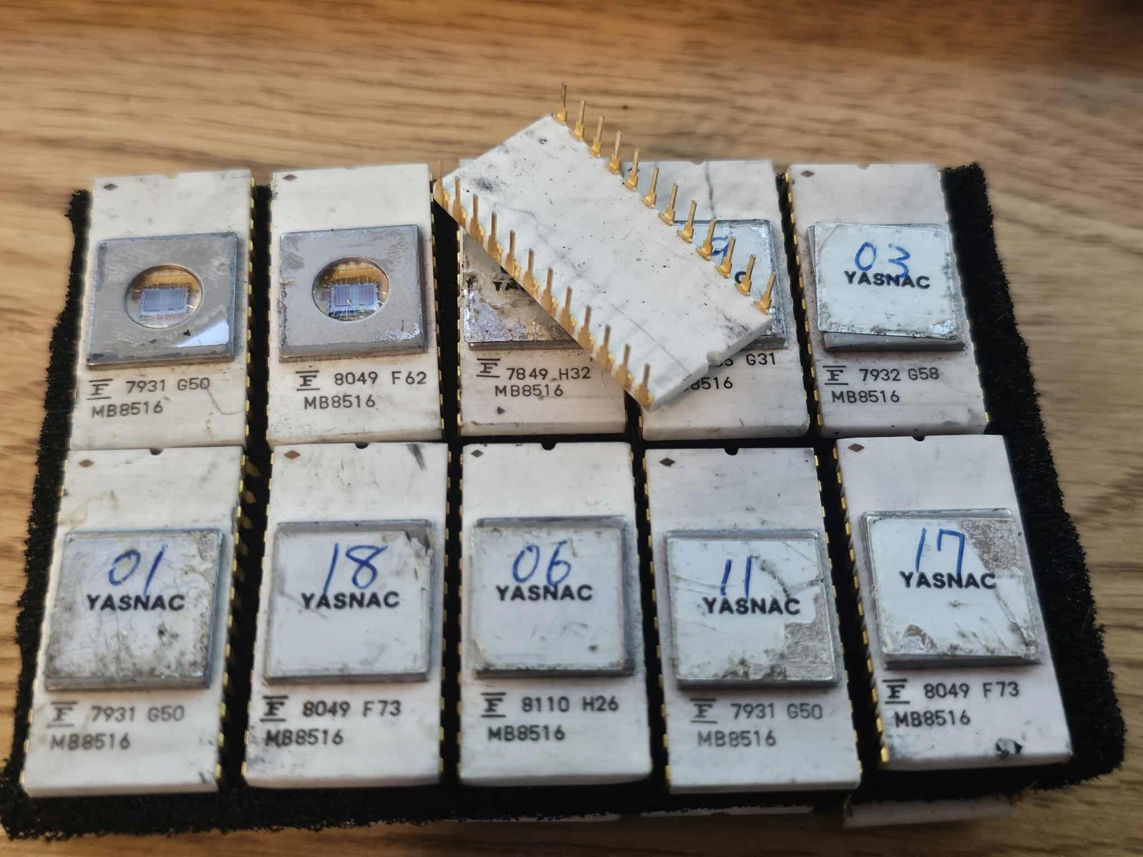 4x Lot Retro Vintage Fujitsu Intel C2716 Ceramic White Gold EPROM PROM Clean