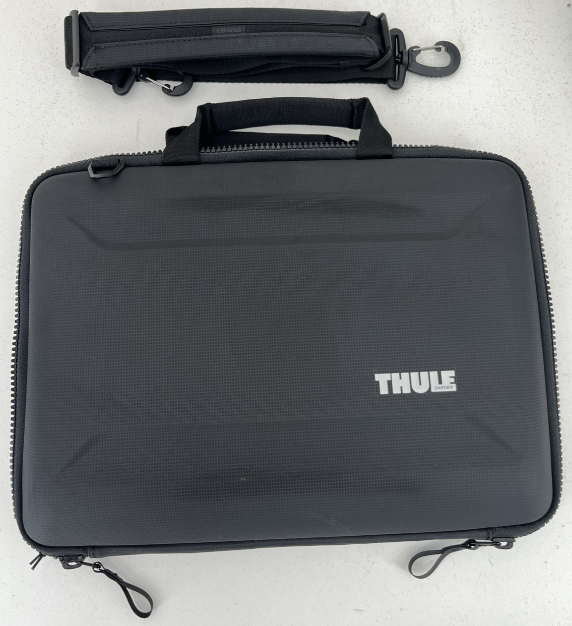 Thule Gauntlet Attaché 16″ MacBook Pro Black 3204936 (BAD ZIPPER, PLEASE READ)