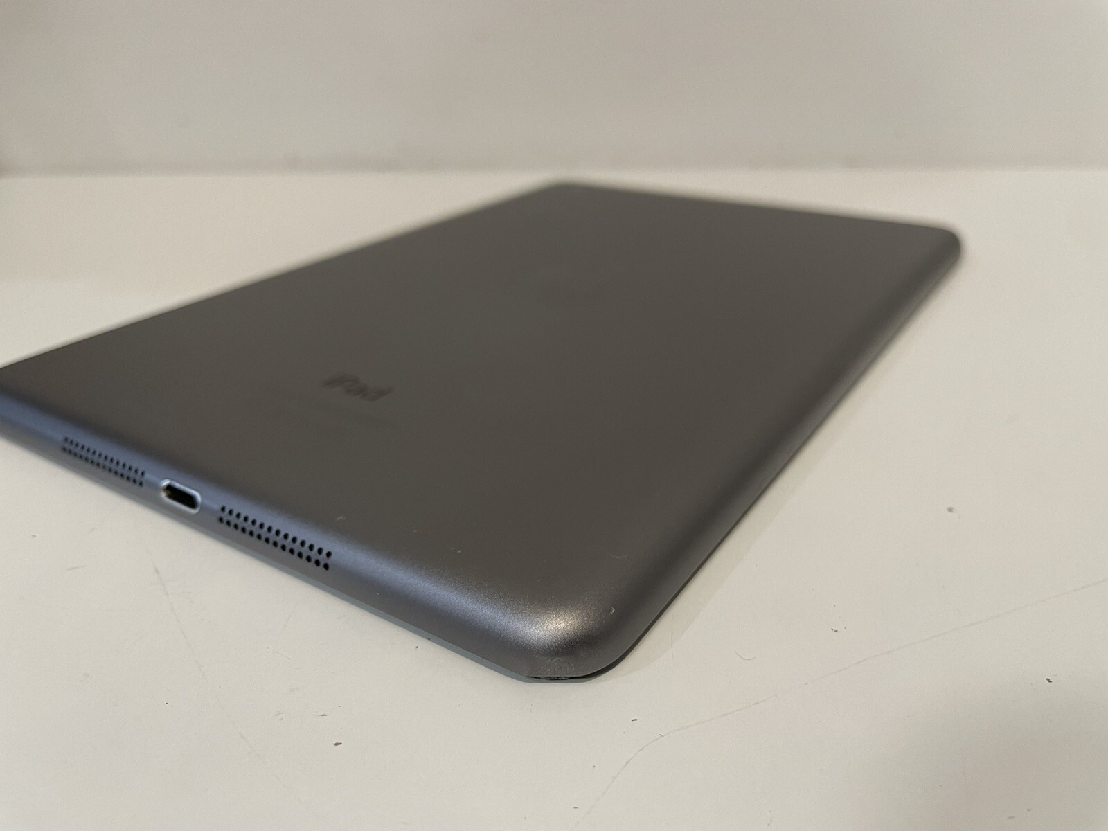 Apple iPad mini 2 16GB, Wi-Fi, 7.9 in – Space Gray SEE PICTURES/READ DESCRIPTION