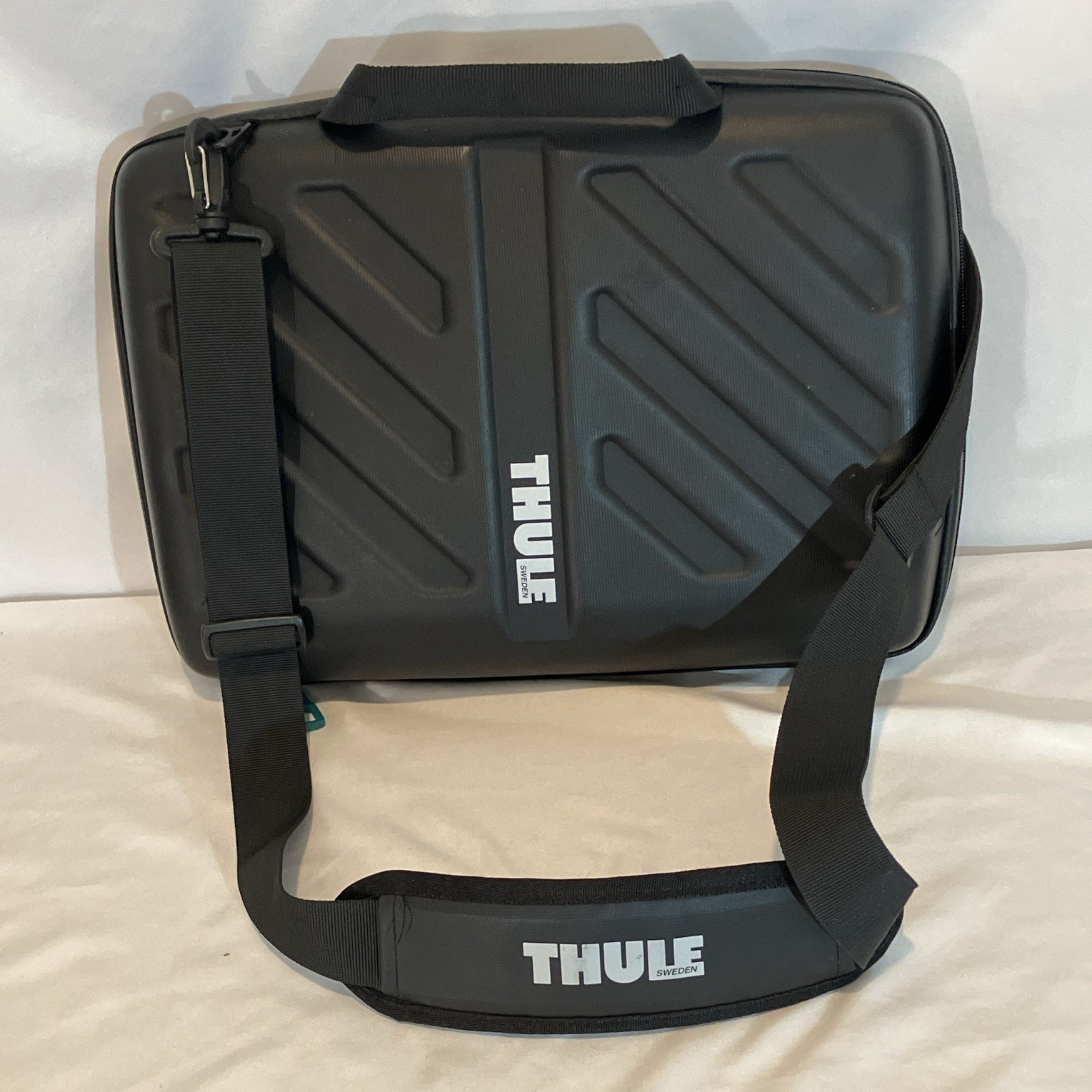 Thule 15 in Laptop Briefcase Hardshell Rigid Plastic Padded Shoulder Bag Black