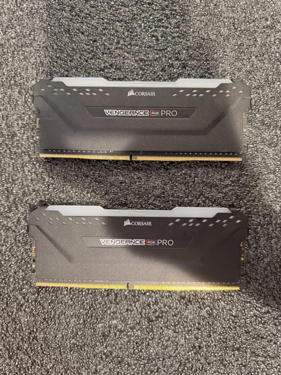 Corsair CMW16GX4M2C3200C16 3200 MHz RGB 16GB DDR4 SDRAM – Black