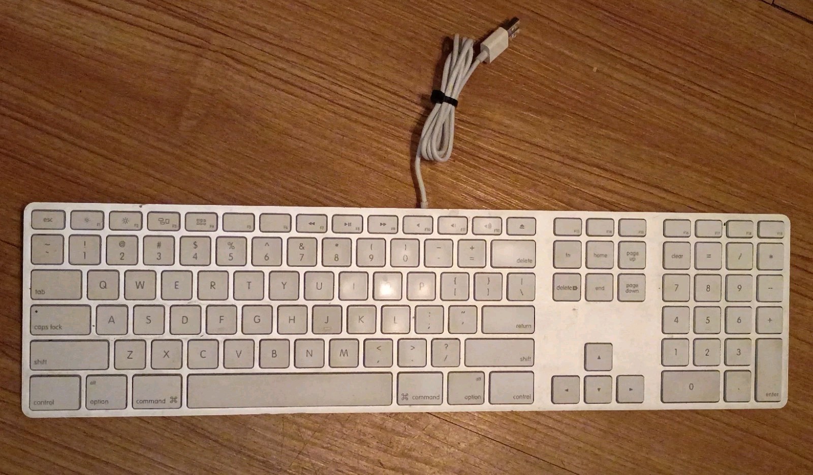 Genuine Apple A1243 Wired Mac Standard USB Keyboard, Numeric Keypad, Tested