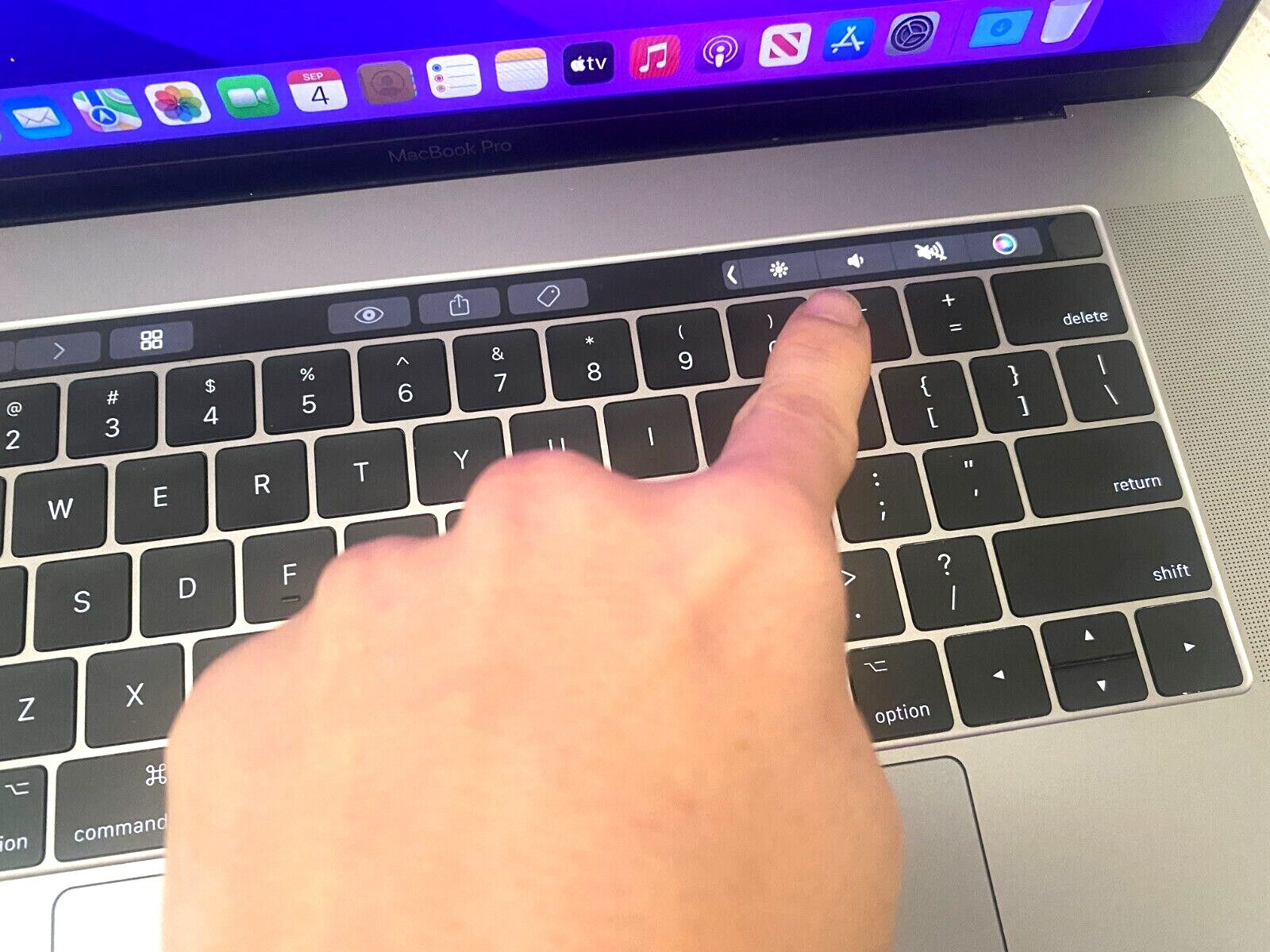 15″ Apple MacBook Pro – 3.8Ghz Turbo i7 16GB 256GB SSD Touch Bar – 1 Yr Warranty
