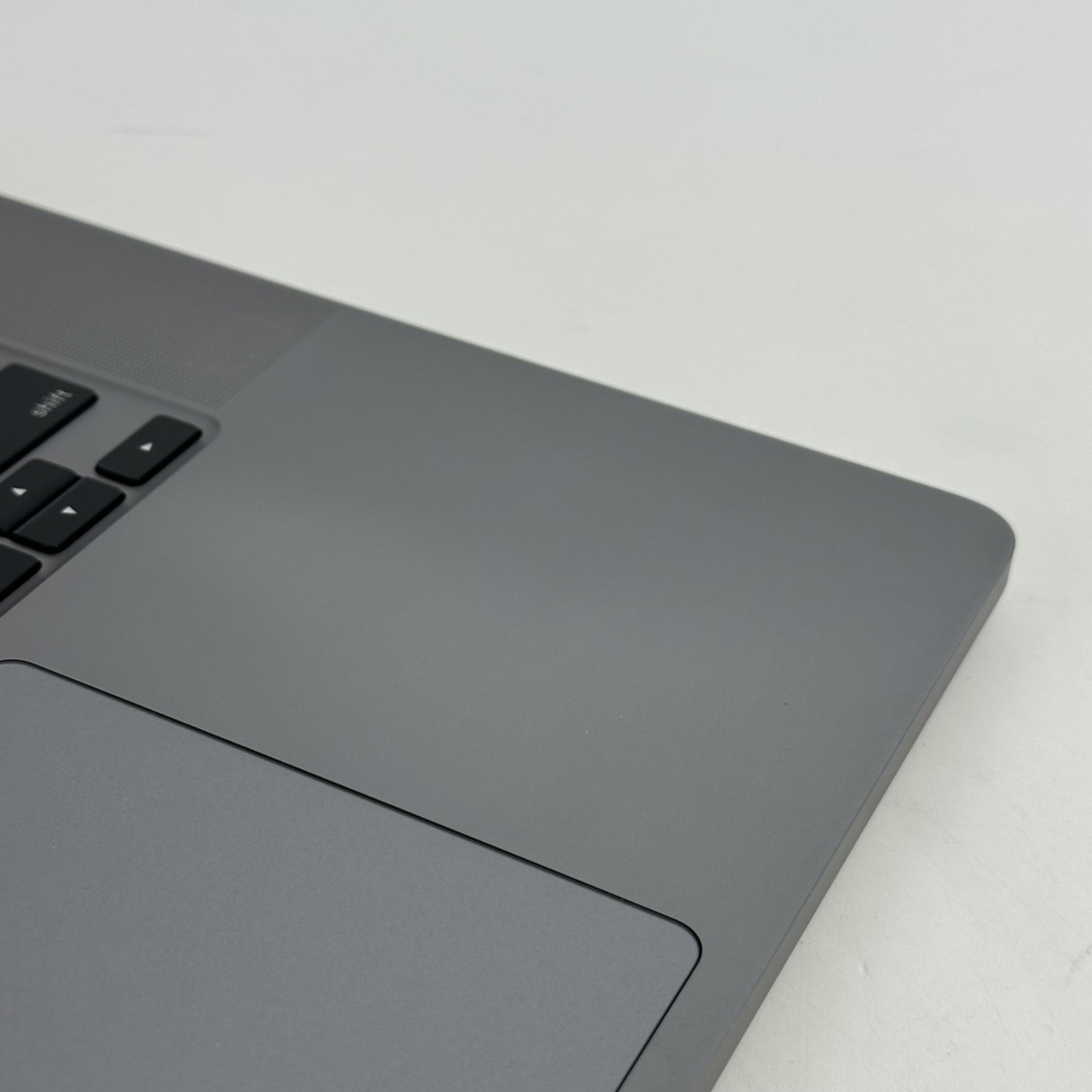 MacBook Pro 16 Touch Bar Space Gray 2019 2.4GHz i9 32GB 2TB SSD Radeon Pro 5600M