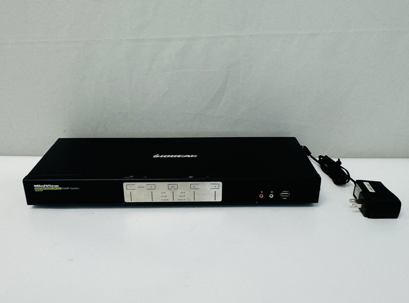 IOGEAR 4-Port Dual View Dual-Link DVI KVMP Switch Audio With Power Supply