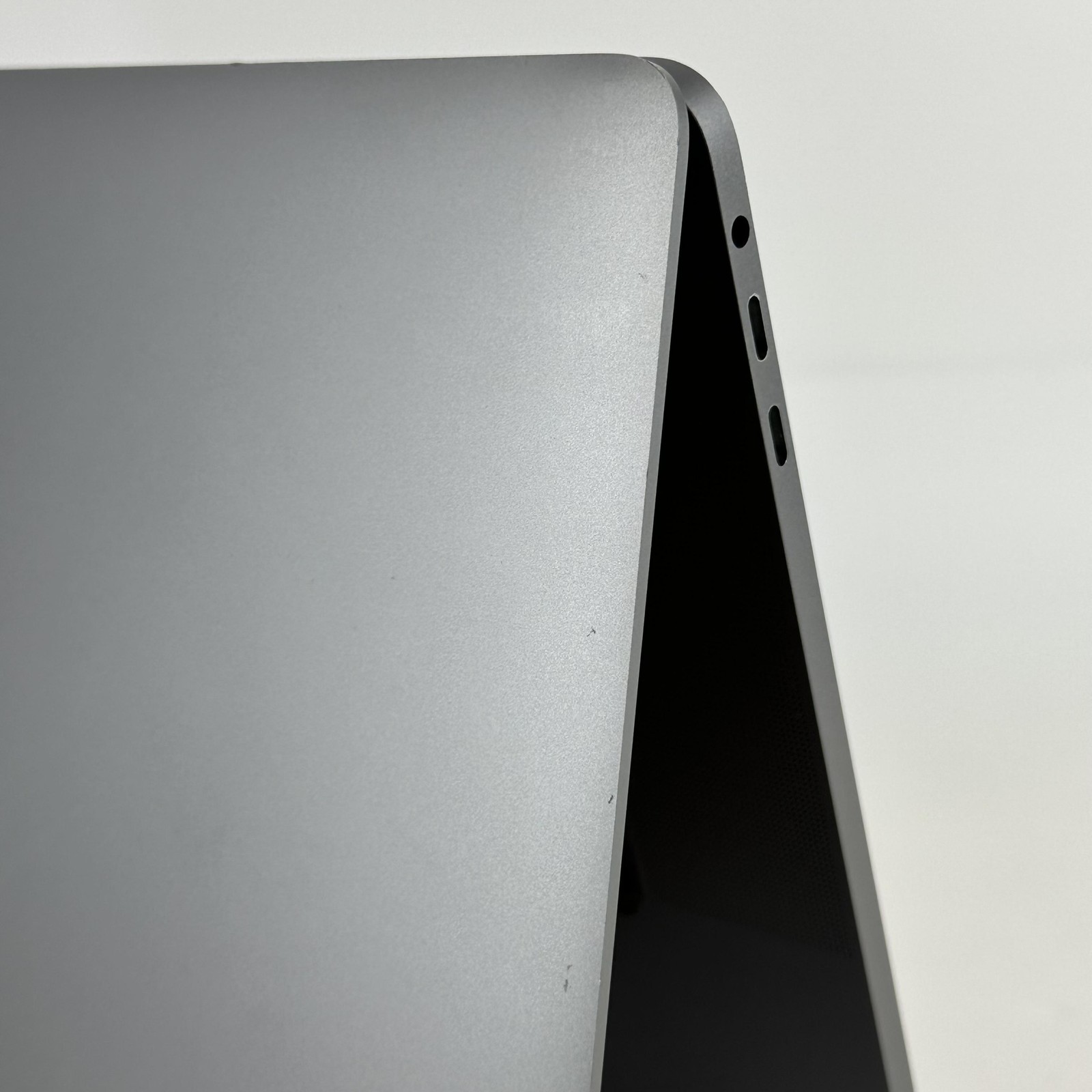 MacBook Pro 16 Touch Bar Space Gray 2019 2.4GHz i9 32GB 2TB SSD Radeon Pro 5600M