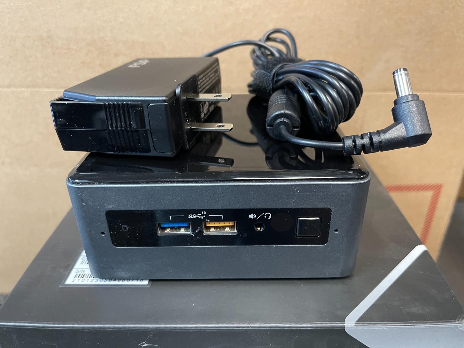 Intel NUC8i5BEH i5-8259U/8GB/250GB SSD/Ac Adapter/ – tested, Win 11 Pro.
