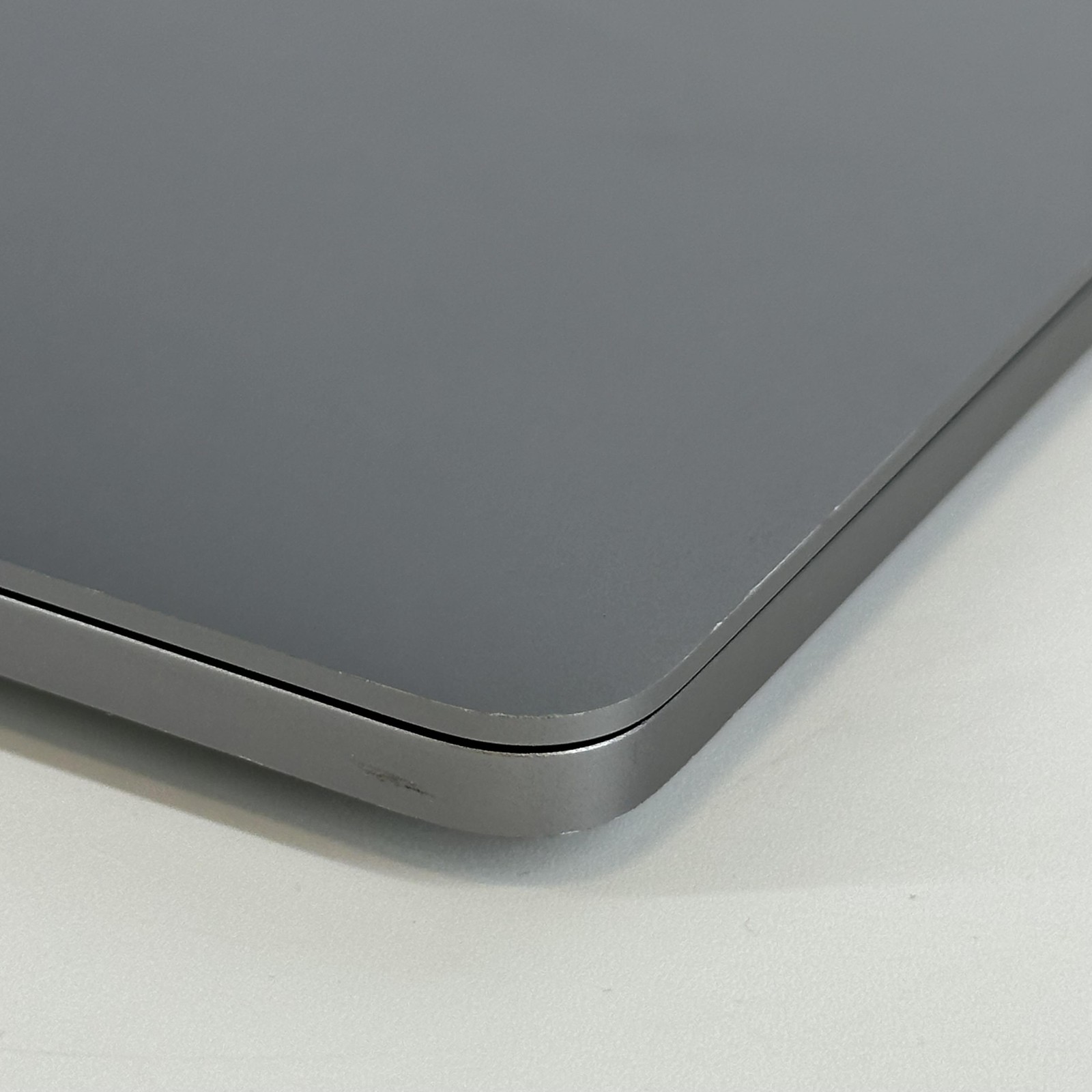 MacBook Pro 16 Touch Bar Space Gray 2019 2.4GHz i9 32GB 2TB SSD Radeon Pro 5600M